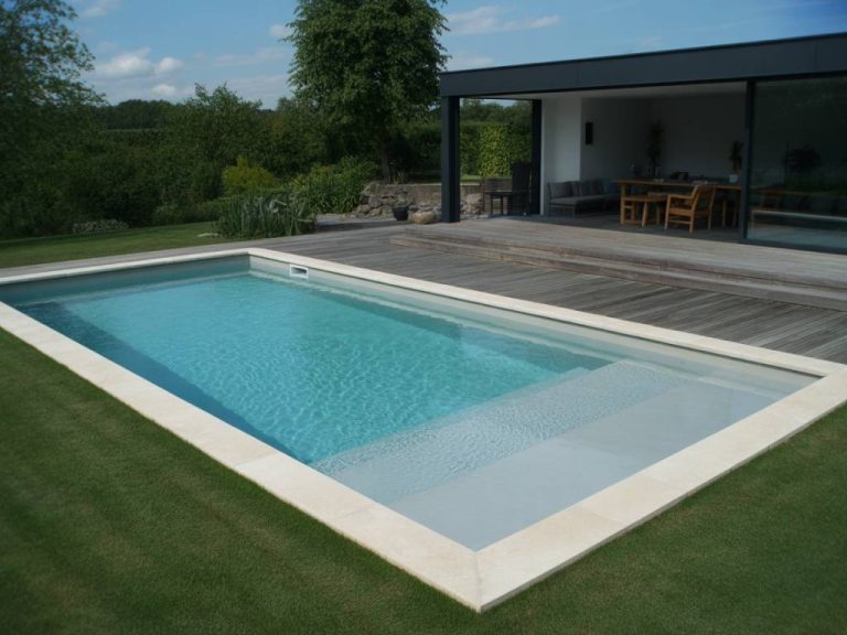 Piscine beton projeté prix : combien prévoir pour un bassin durable et haut de gamme ?