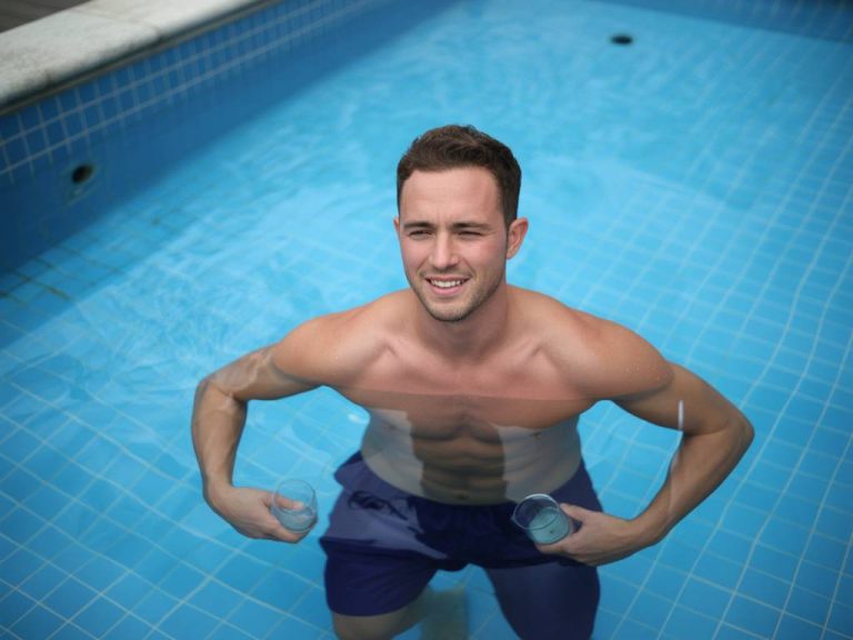 Calcul volume eau piscine : formules simples, exemples pratiques et surcoûts à prévoir