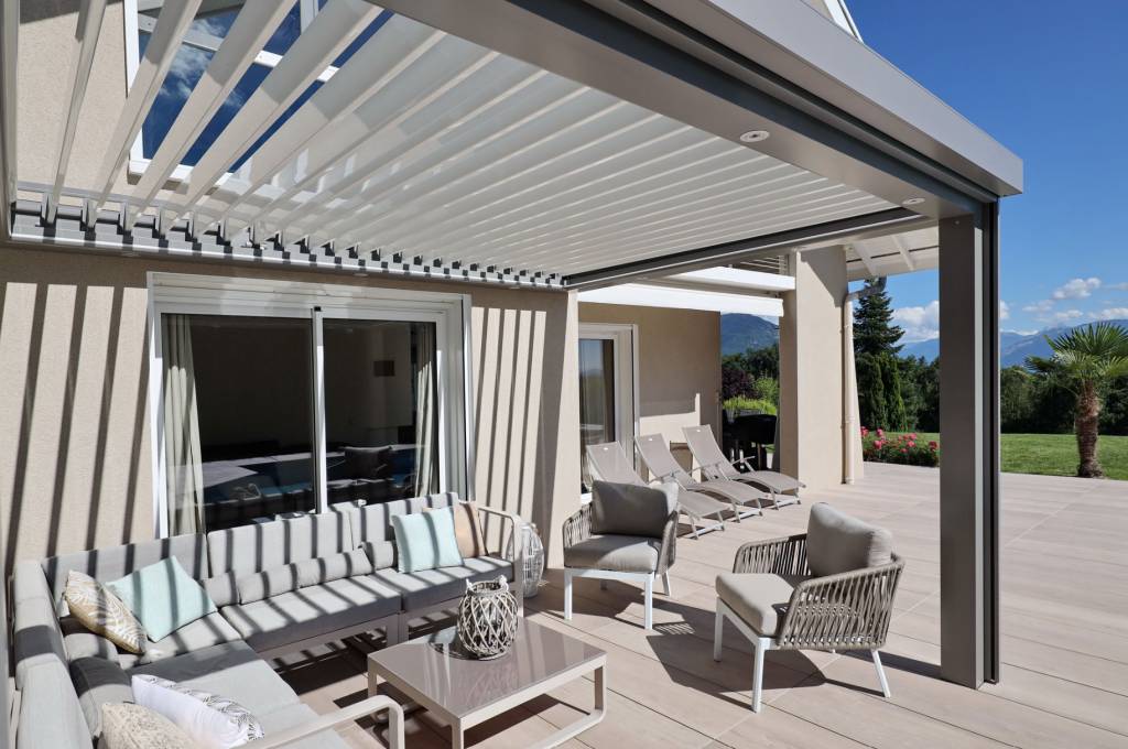 Pergolas bioclimatiques et ventilation naturelle : le secret du confort en été
